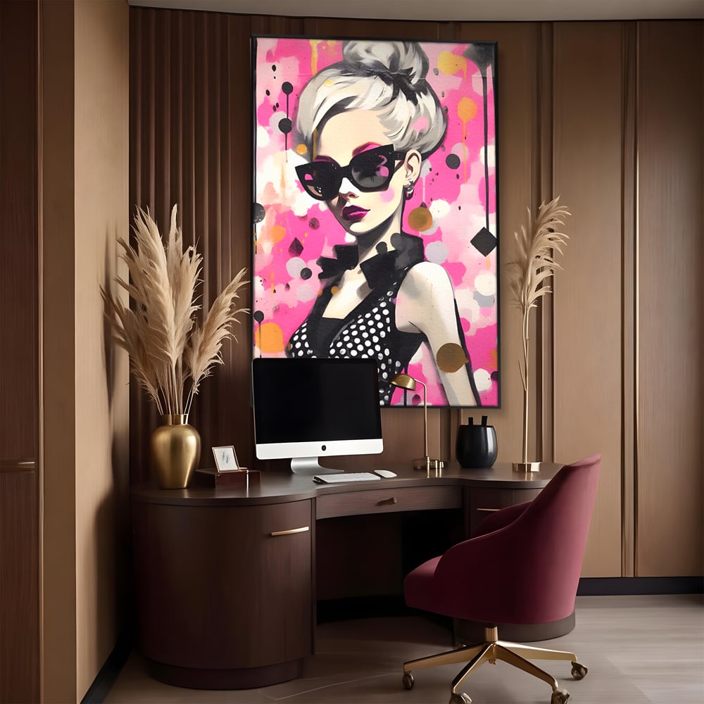 Tablou canvas cu tablou canvas cu femeie stilizata, in rama de aluminiu negru, pe perete intr-un birou